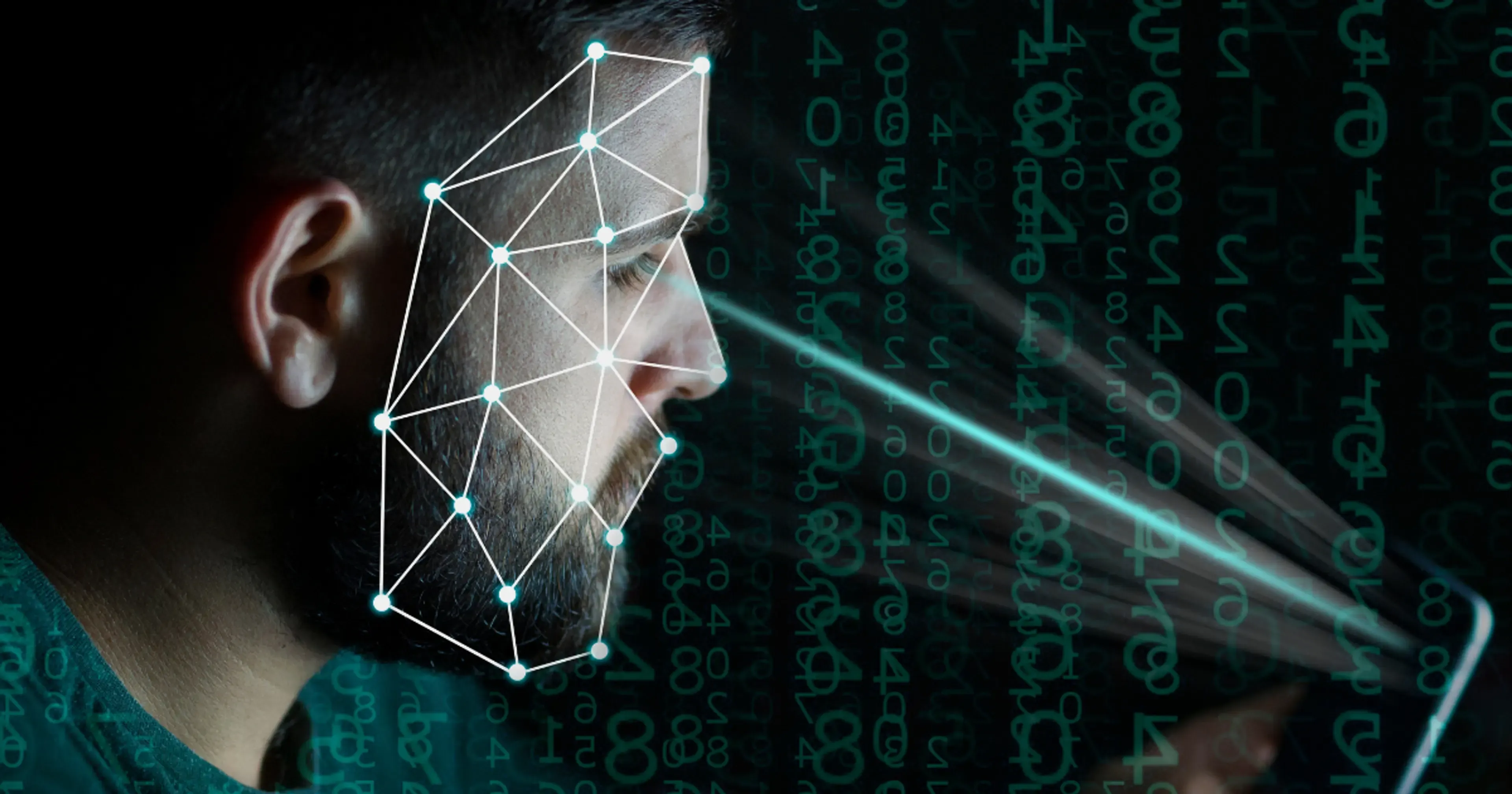 Hombre con barba mirando hacia la derecha, su rostro cubierto por una malla poligonal digital con puntos conectados, representando reconocimiento facial o tecnologia de deepfake, con codigo binario verde de fondo.